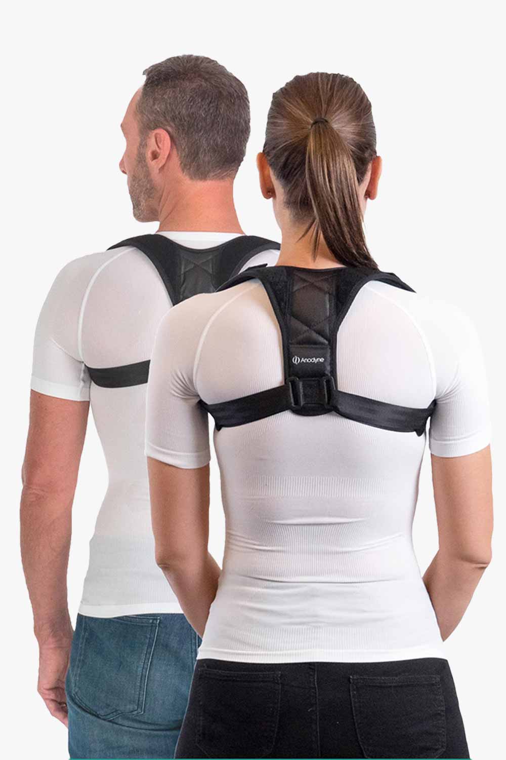 Mann in Komfort posture corrector sich an die richtige Haltung