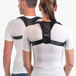Mann in Komfort posture corrector sich an die richtige Haltung